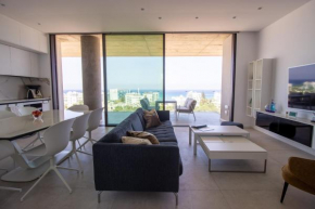 Luxury 4-bed with sea-views